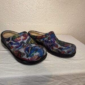 Alegria clogs